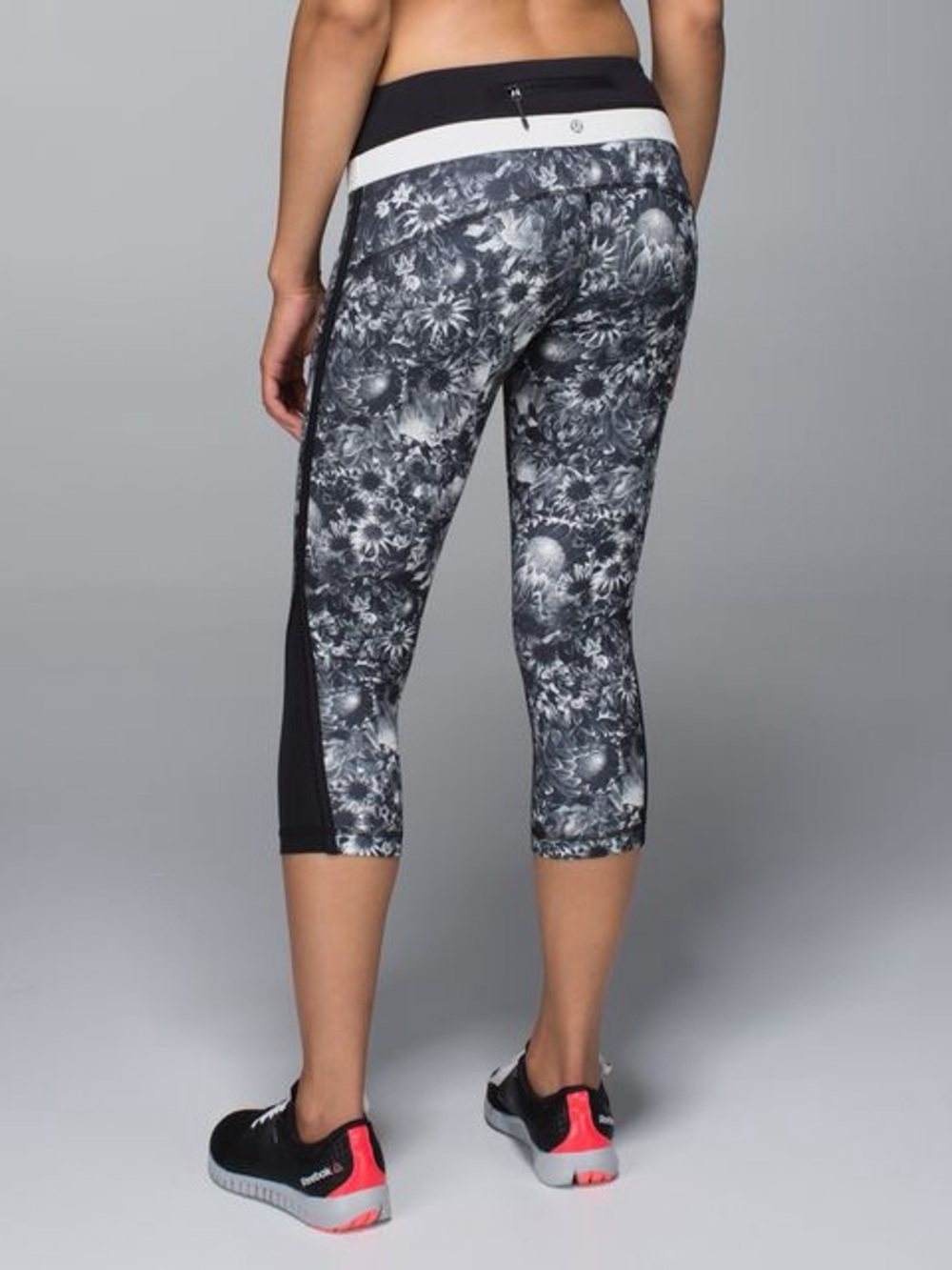 Lululemon Up The Pace Crop - Black Floral Daisy